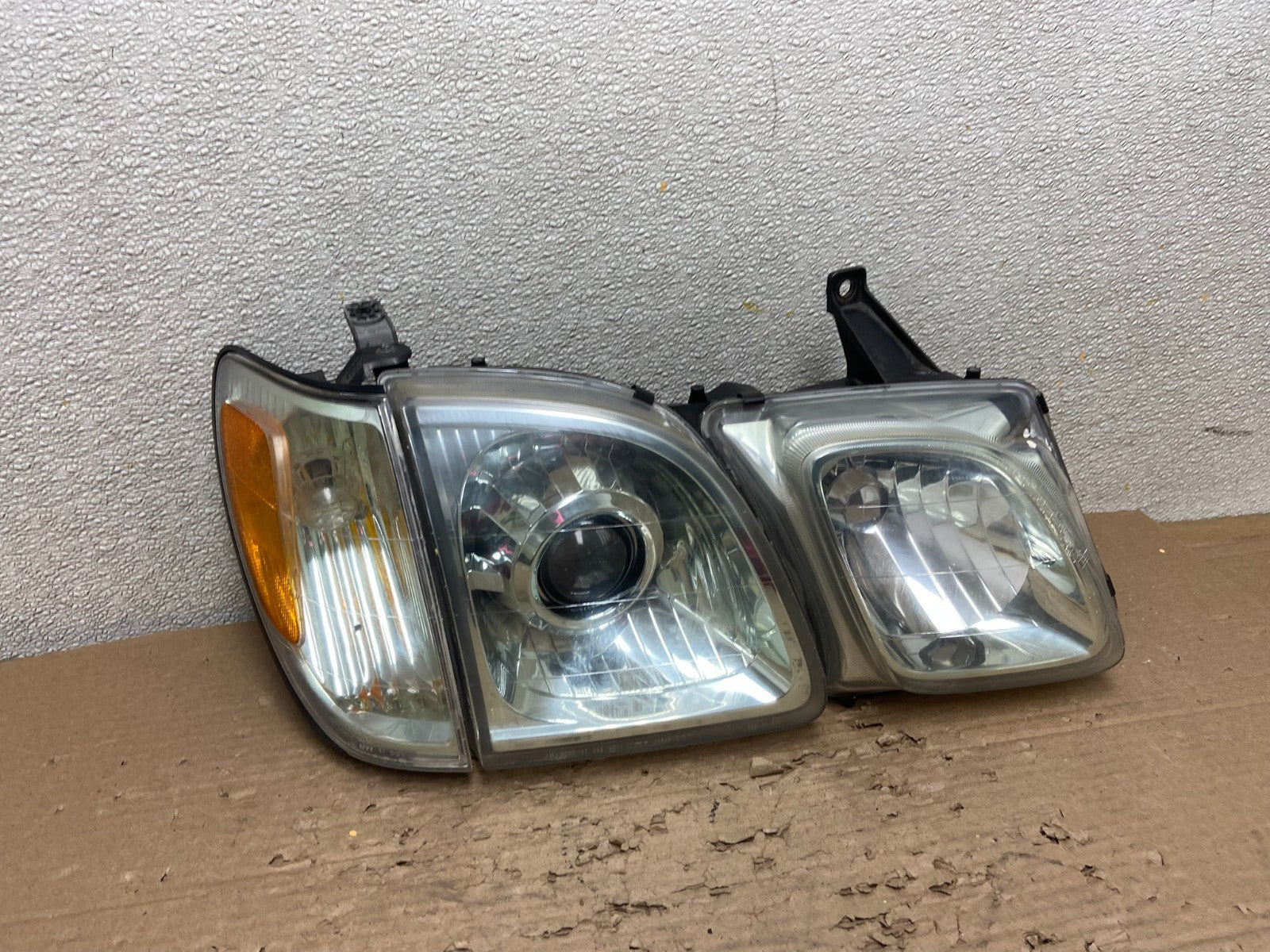 2003 to 2007 Lexus LX470 Right Passenger Side Halogen Headlight  OEM AB1633 DG0