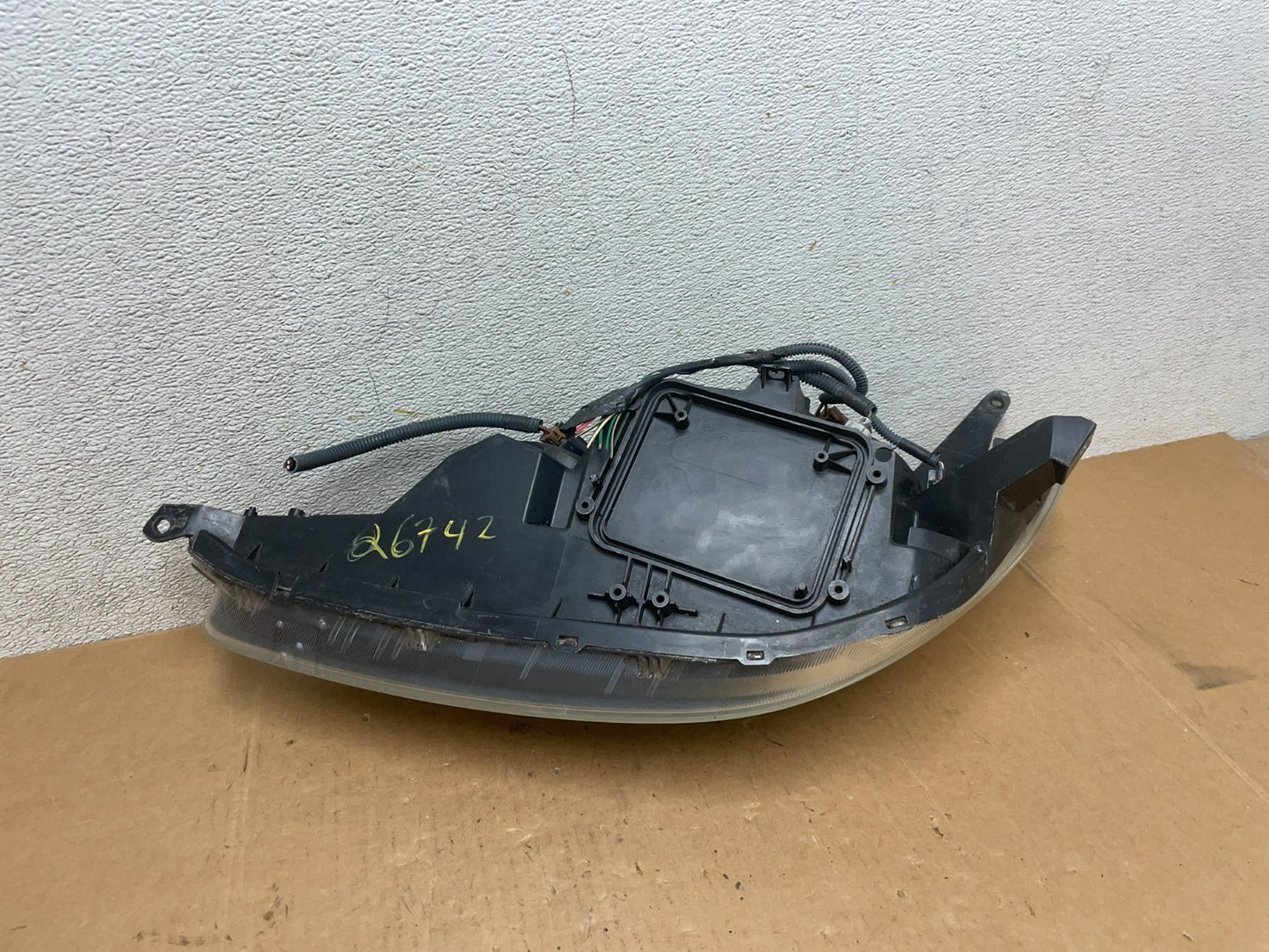 2004-2005 Toyota Sienna Driver Right Passenger Halogen Headlight OEM Q6742 DW14