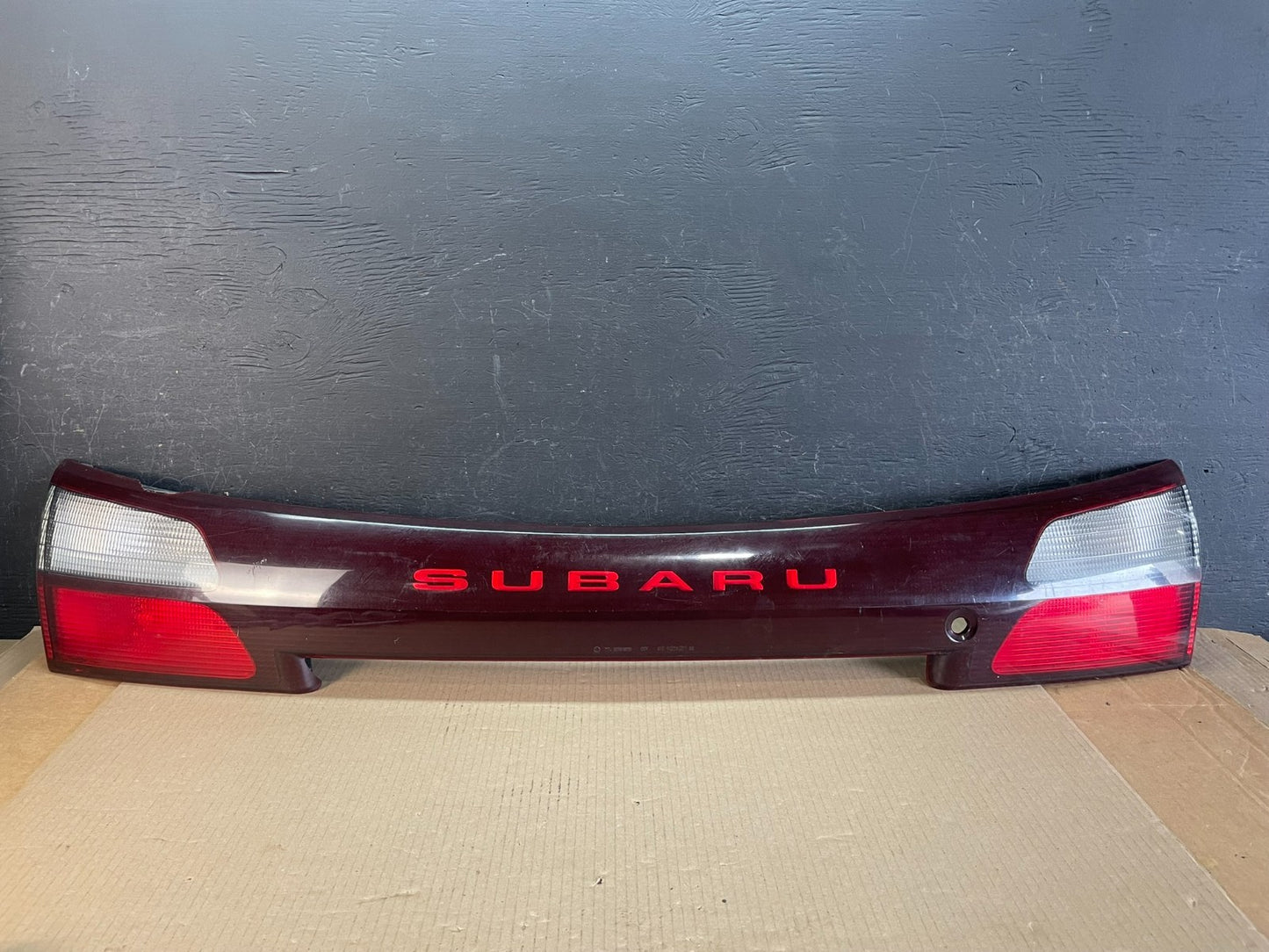 2002 - 2004 Subaru Outback Trunk Hatch Lid Tail Light Panel Center AE3438 DG0