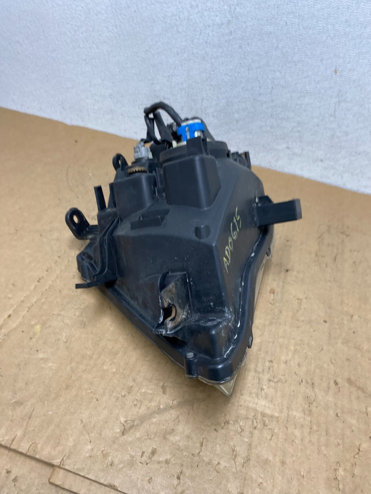 2008 to 2012 Nissan Pathfinder Halogen Headlight Right Passenger AD0615 DW10