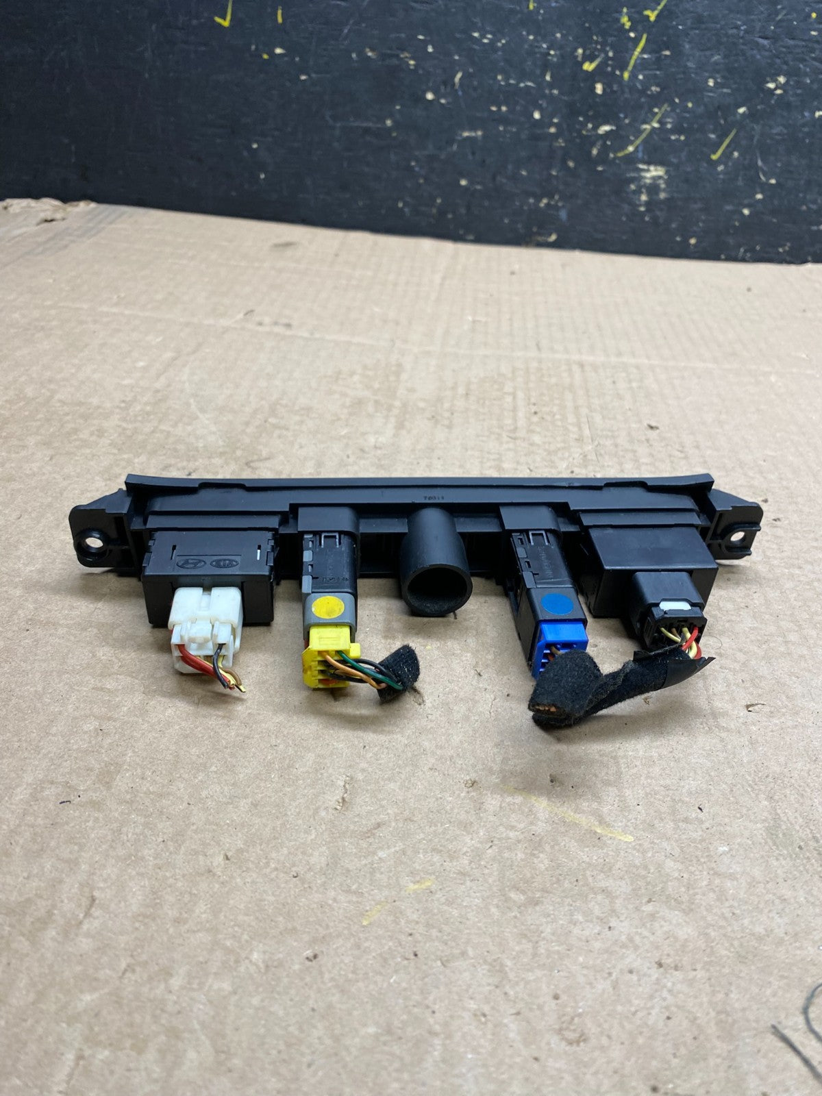 2006 - 2012 Kia Sedona Entourage Front Heated Seat Switch ESC OFF Y9932 DG3