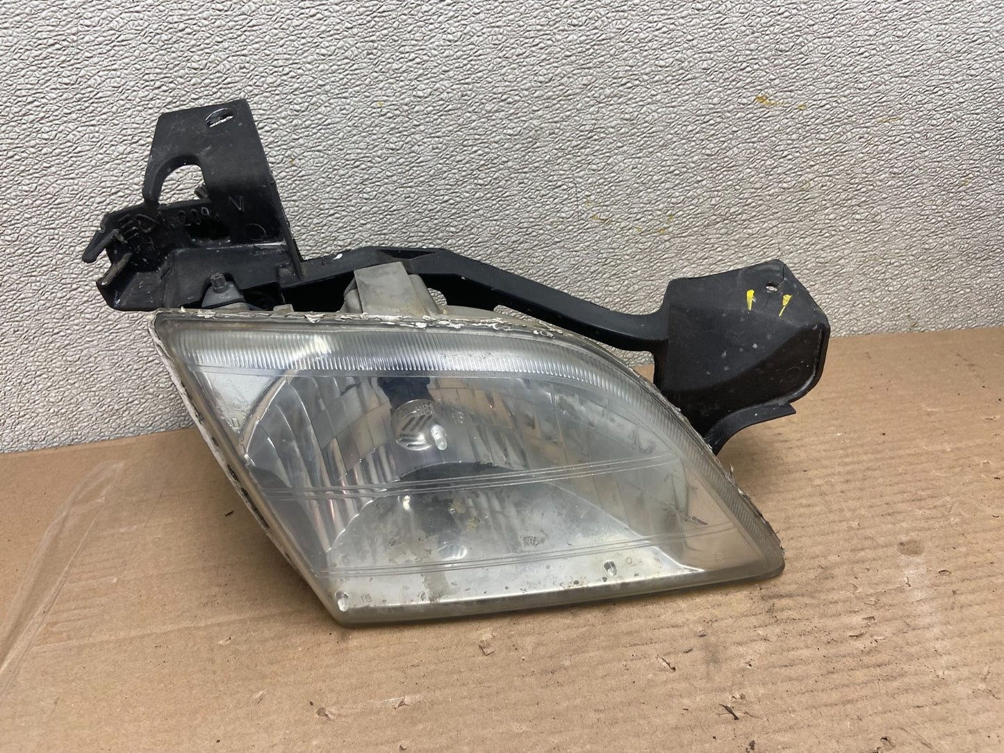 1997 to 2005 Chevrolet Venture Montana Right Passenger RH Headlight AA8749 DG0
