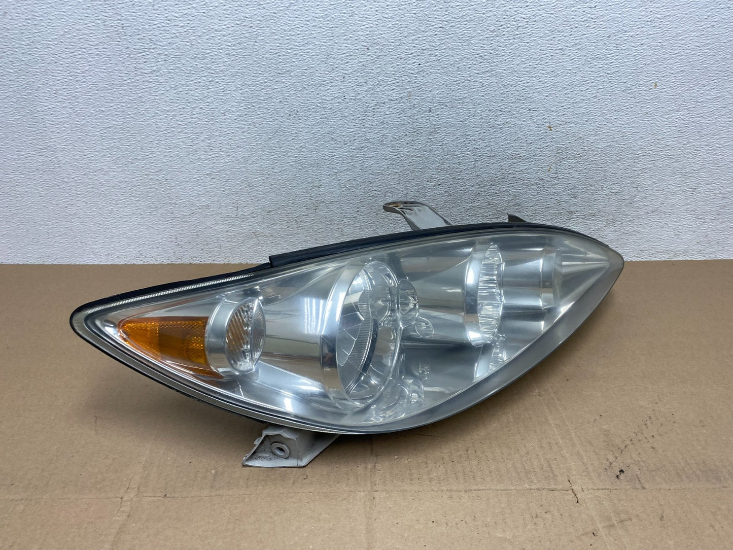 2005 to 2006 Toyota Camry Right Passenger RH Halogen Headlight AE6659 DW2