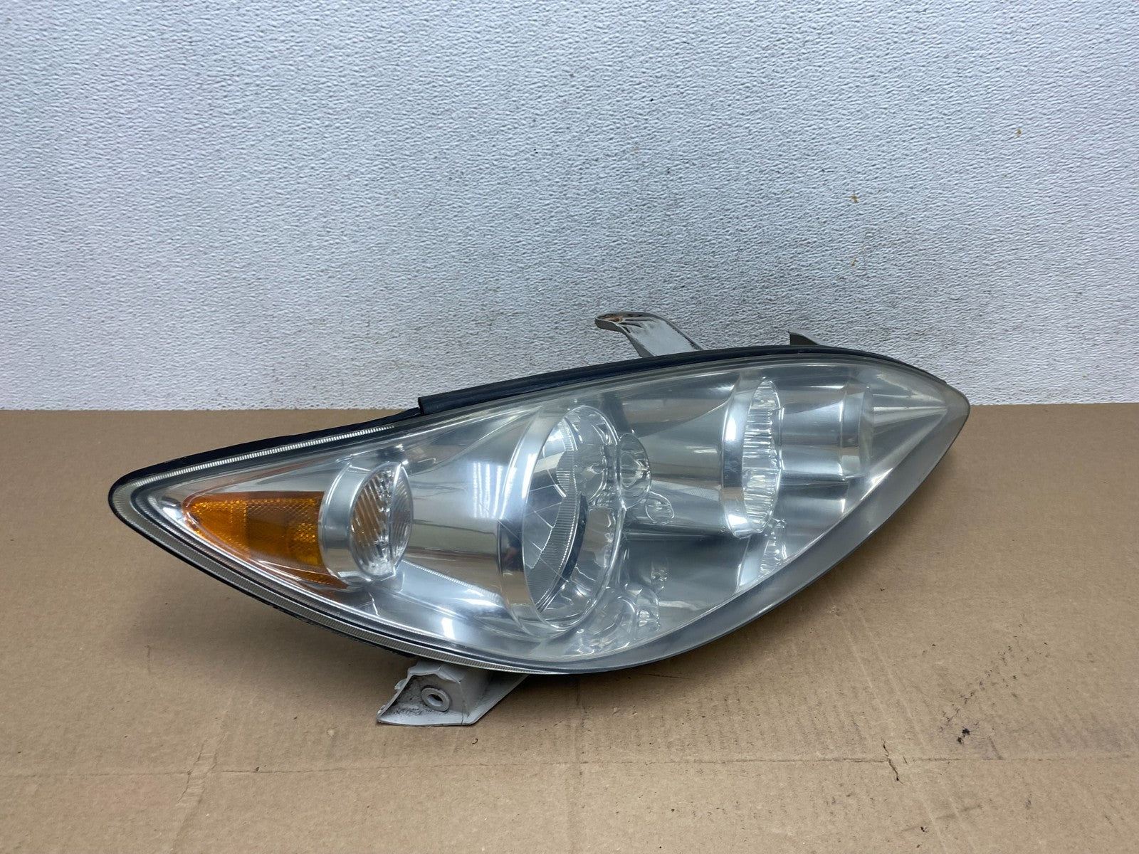 2005 to 2006 Toyota Camry Right Passenger RH Halogen Headlight AE6659 DW2