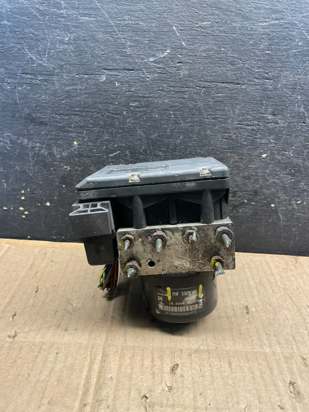 1998 to 2002 Jaguar  XJ8 ABS Anti-Lock Brake Pump Module OEM S4764 DG0