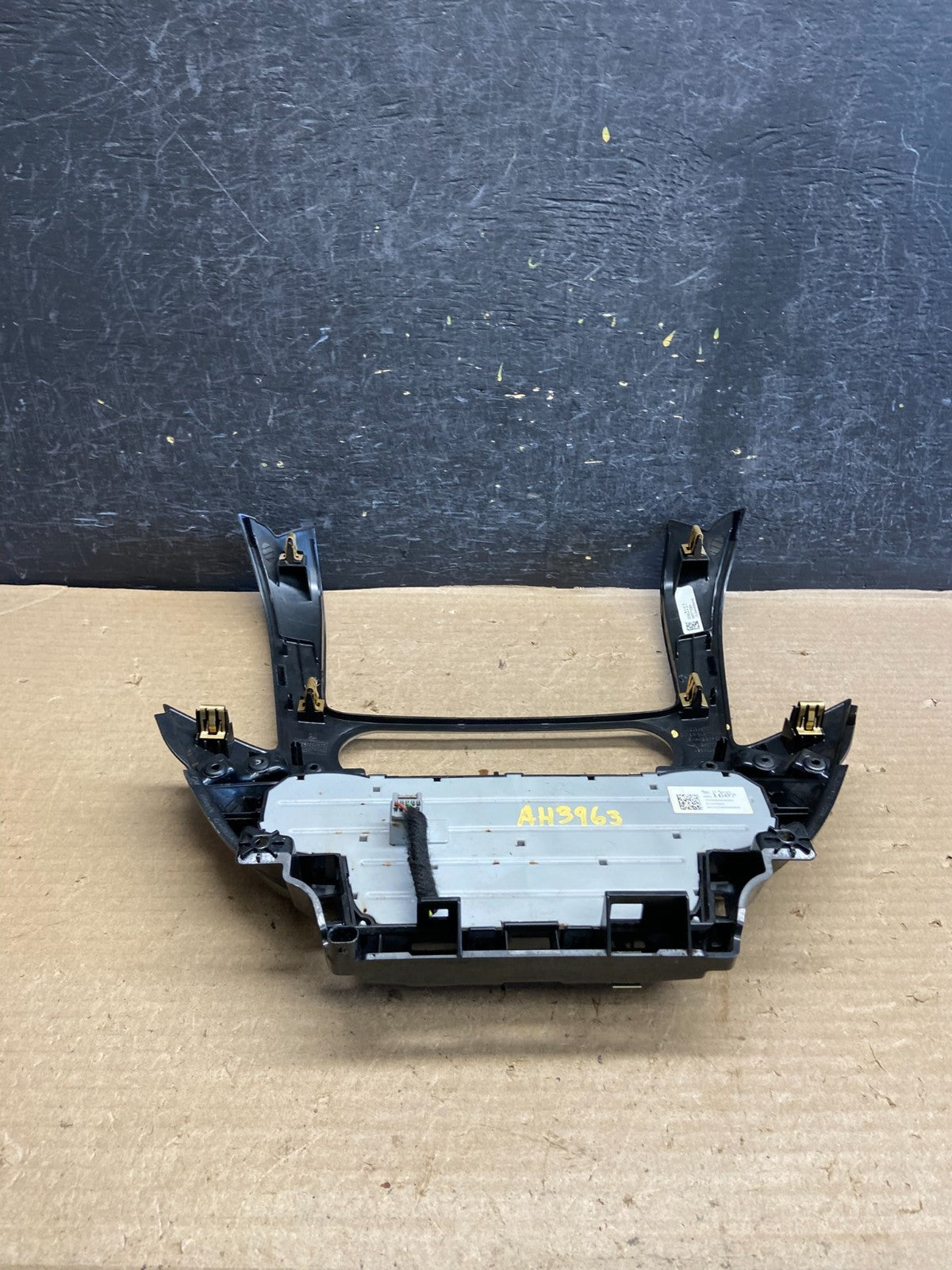 2015-2020 Chevrolet Suburban Tahoe Center Dash Climate Control Bezel ah3963 DG3