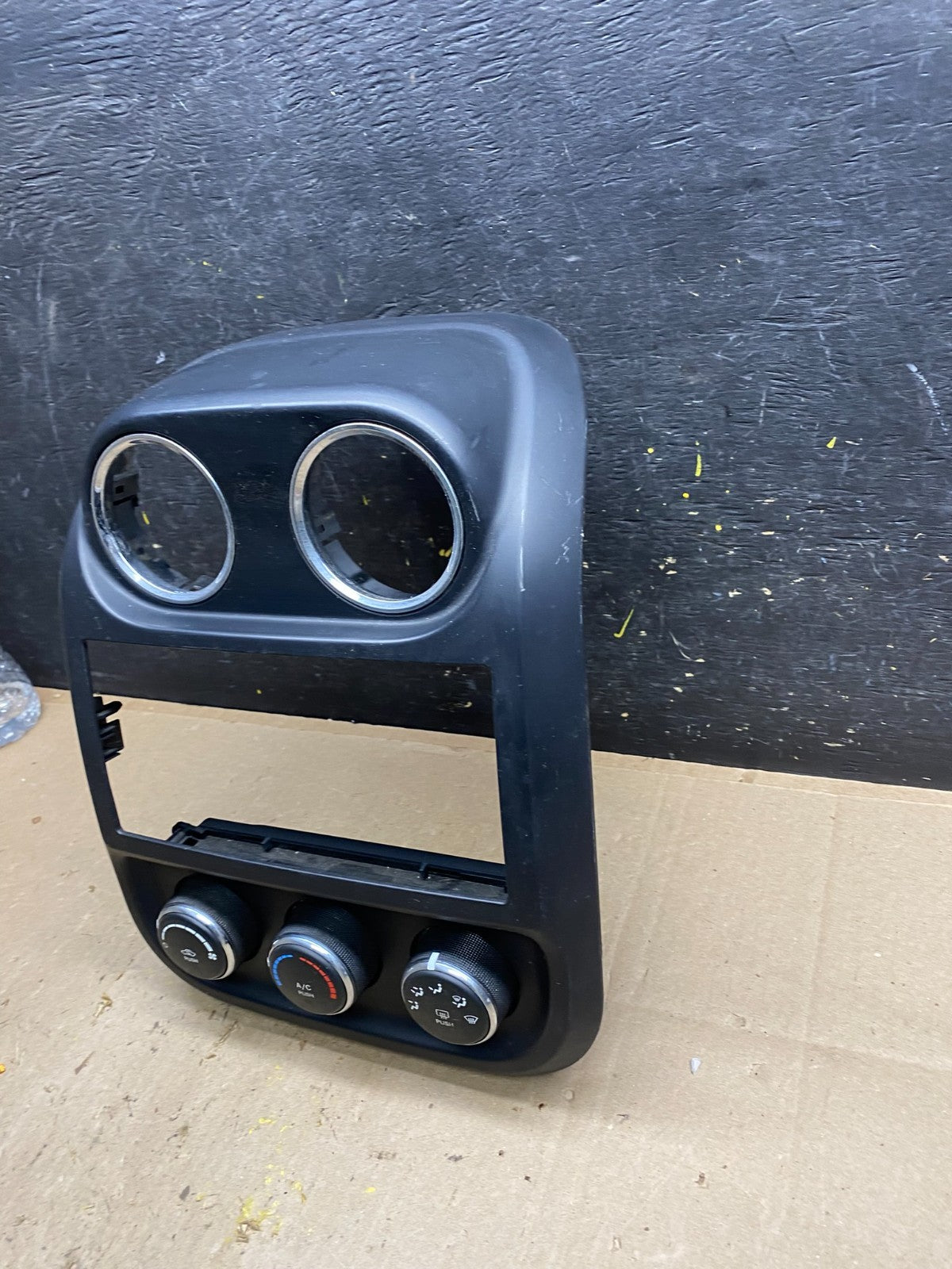 2011 to 2017 Jeep Compass Dash Climate Temperature Control Radio Bezel u4895 DG2