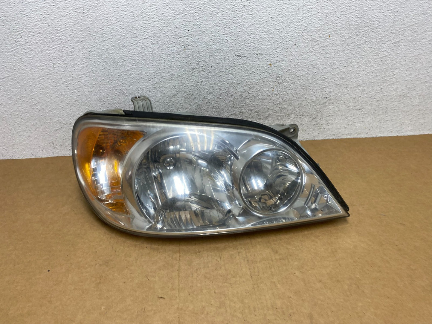 2002 to 2005 Kia Sedona Right Passenger RH Side Headlight DEPO AD4470 DW0