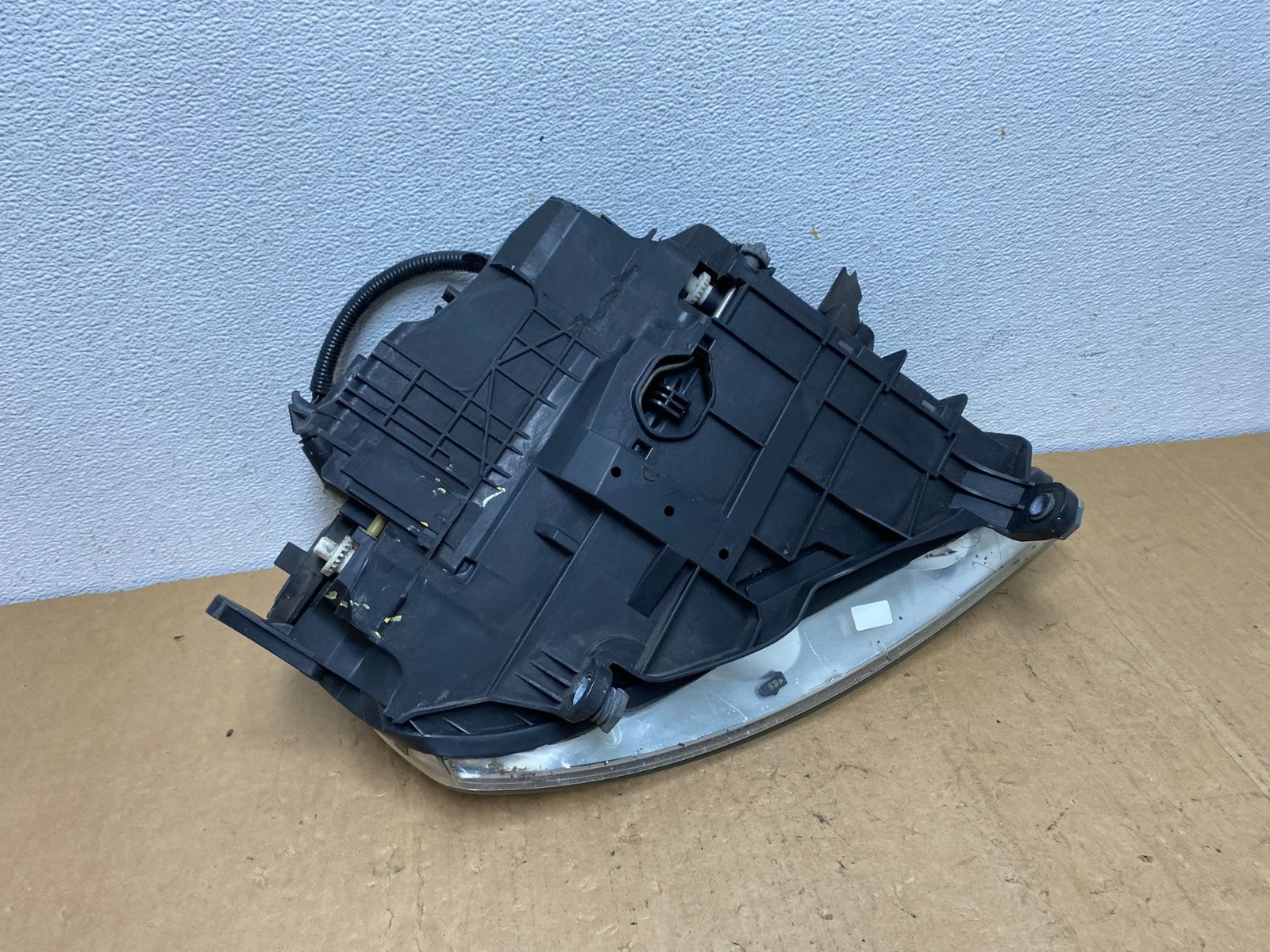 2004 to 2007 Volkswagen Touareg Left Driver Halogen Headlight AD1272 DW10
