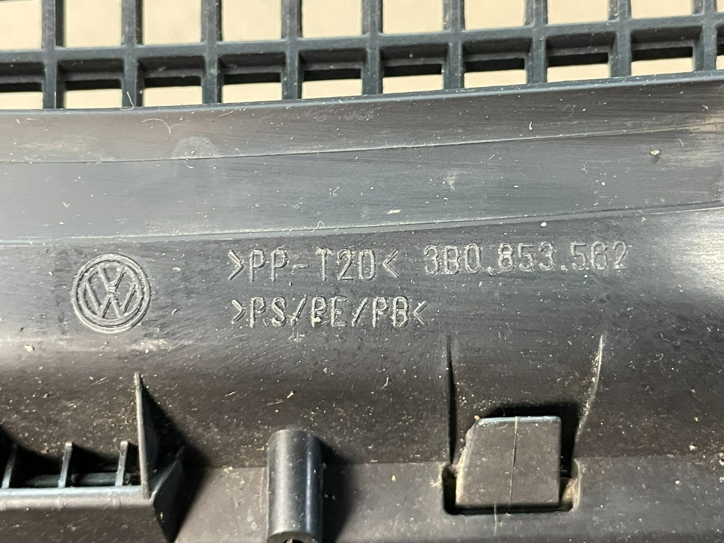 2001 to 2005 Volkswagen Passat Front Upper Grill Grille AD8365 DG4