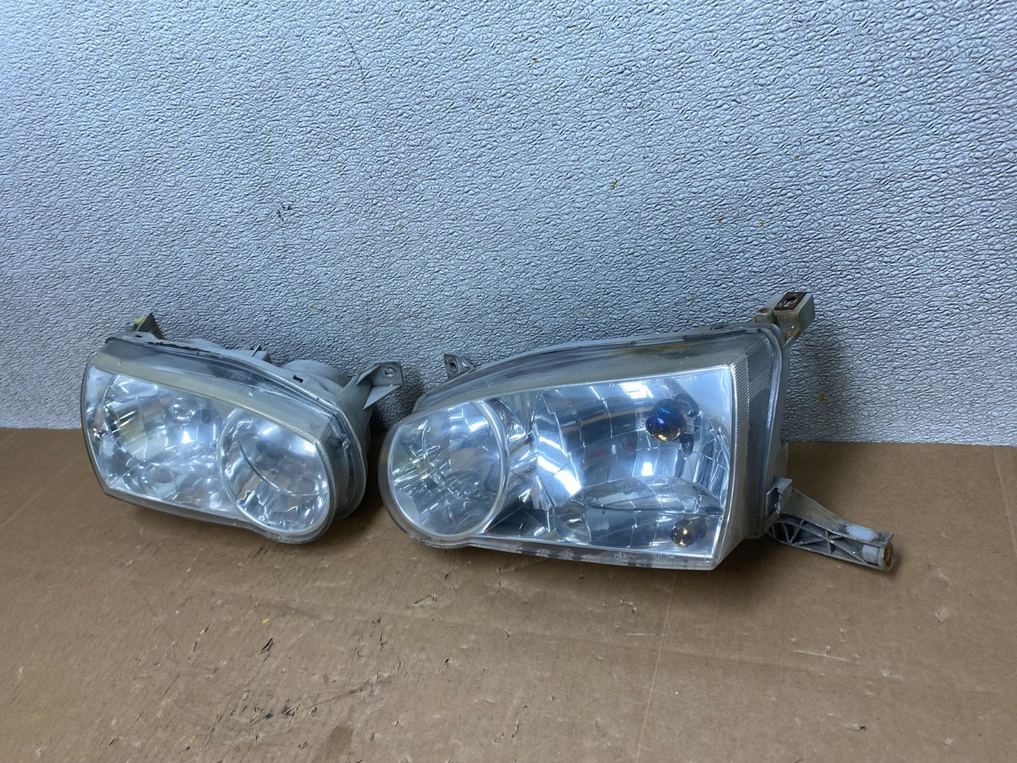 2001-2002 Toyota Corolla Left+Right Side Halogen Headlights OEM V4977 DW1