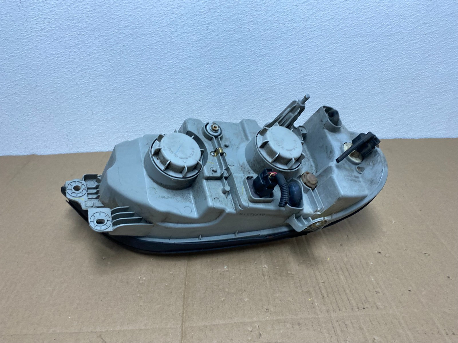2002 to 2005 Kia Sedona Left Driver LH Side Headlight AB8109 DW5
