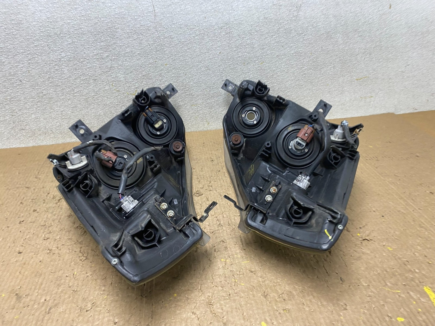 2004 to 2009 Nissan Quest Left+Right Side Black Headlights W8358 DW12