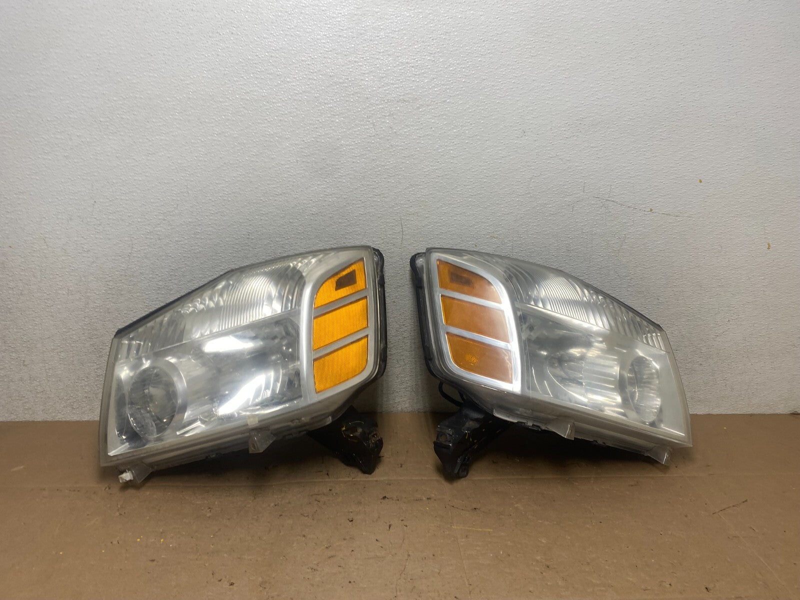 2004 to 2007 Nissan Armada Left+Right Side Set Headlights Oem M4135 DW0