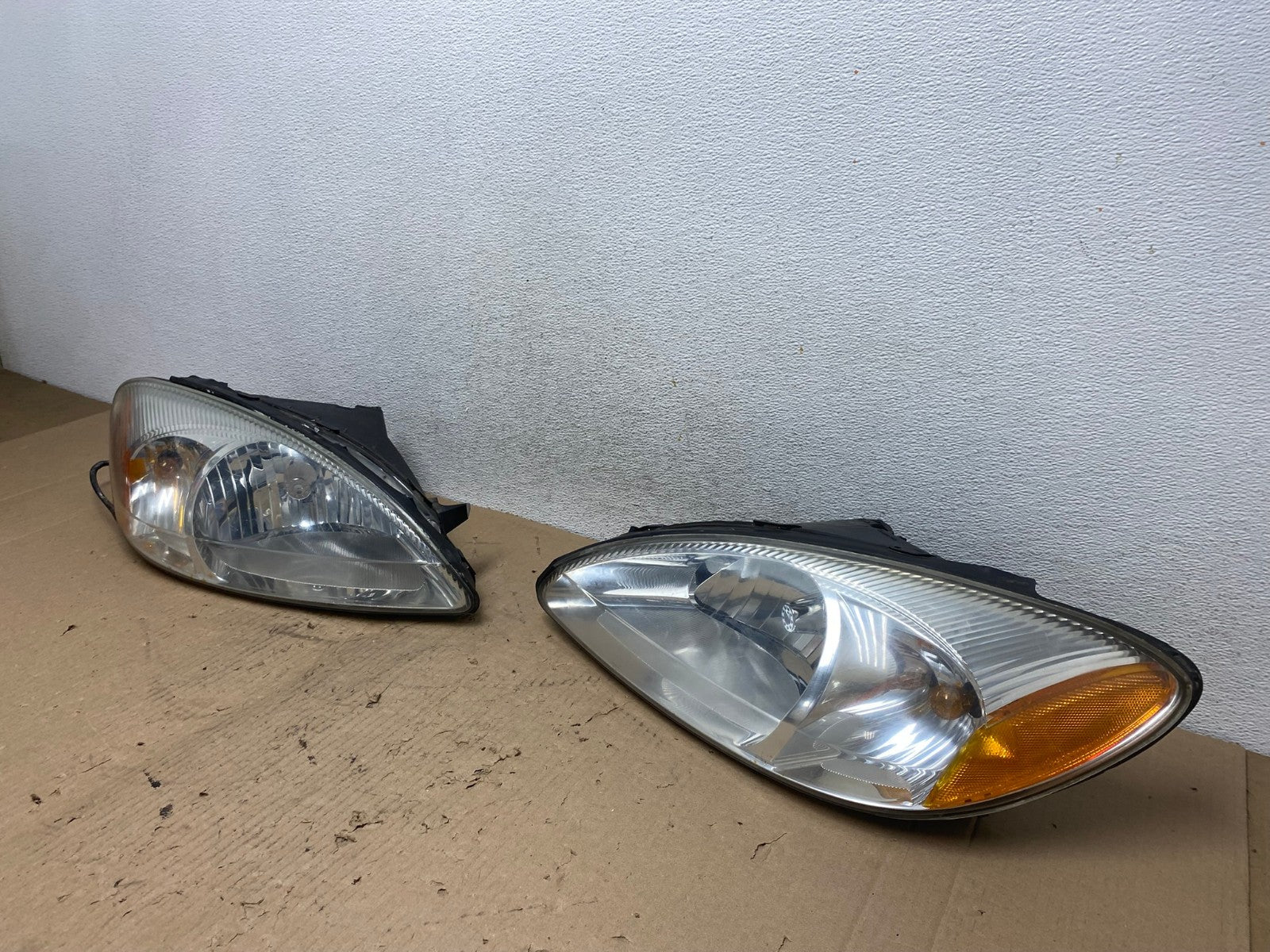 2000 to 2007 Ford Taurus Left+Right Side Halogen Headlights AF4231 LK1