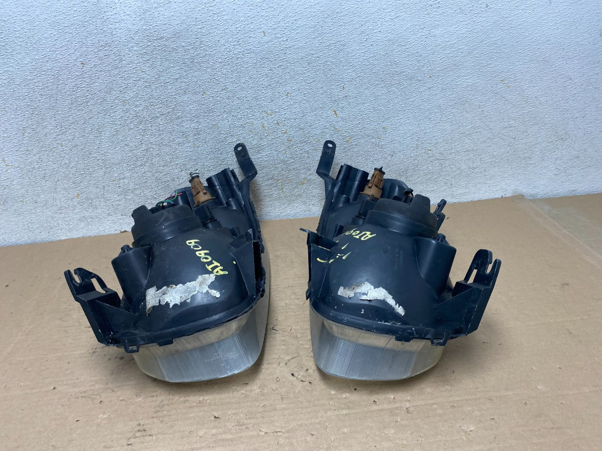 2001 - 2004 Ford Escape Headlights Left+Right Halogen AI0909 DW12