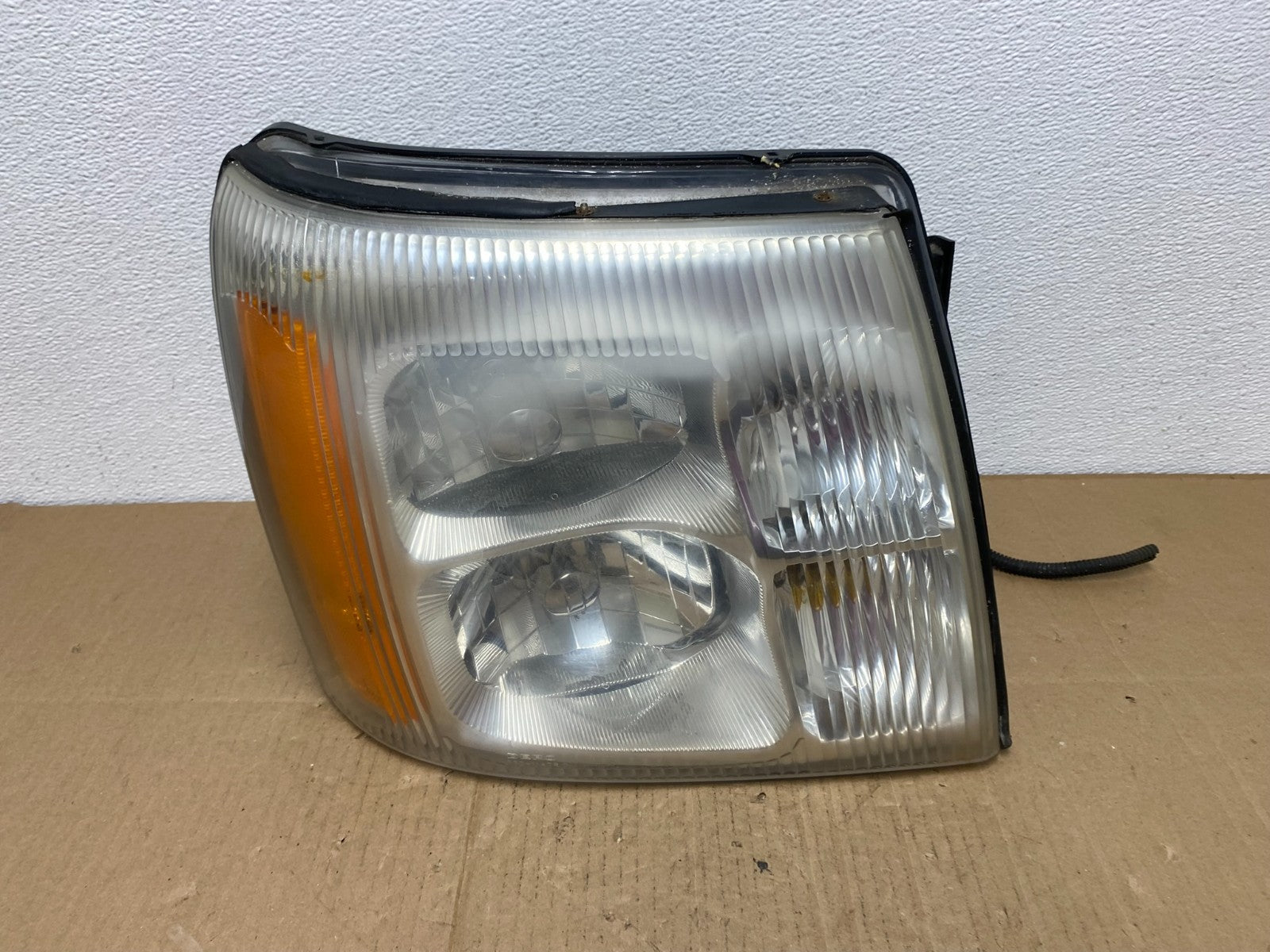2002-2006 Cadillac Escalade Right Passenger Side Halogen Headlight AB8151 DW0