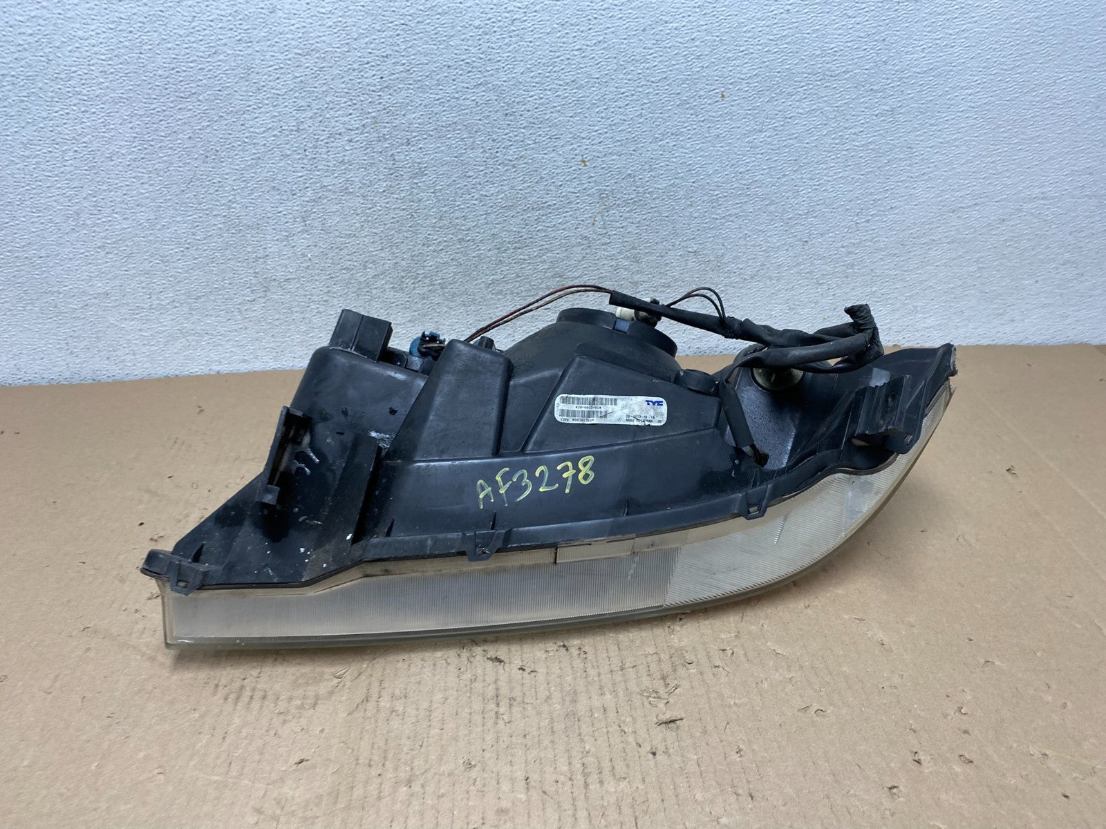 2001 to 2003 Acura MDX Passenger Right RH Headlight TYC AF3278 DW7