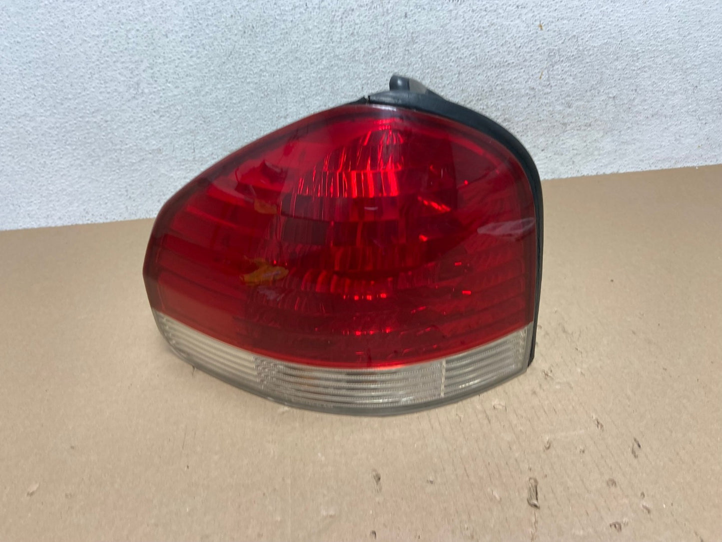 2005 to 2006 Hyundai Santa Fe Left Driver Side Tail Light AE7177 LK0