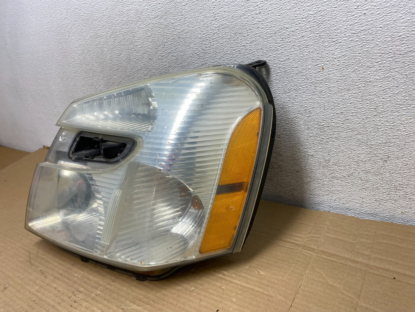2005 to 2009 Chevrolet Equinox Left Driver LH Halogen Headlight AG8924 DW2
