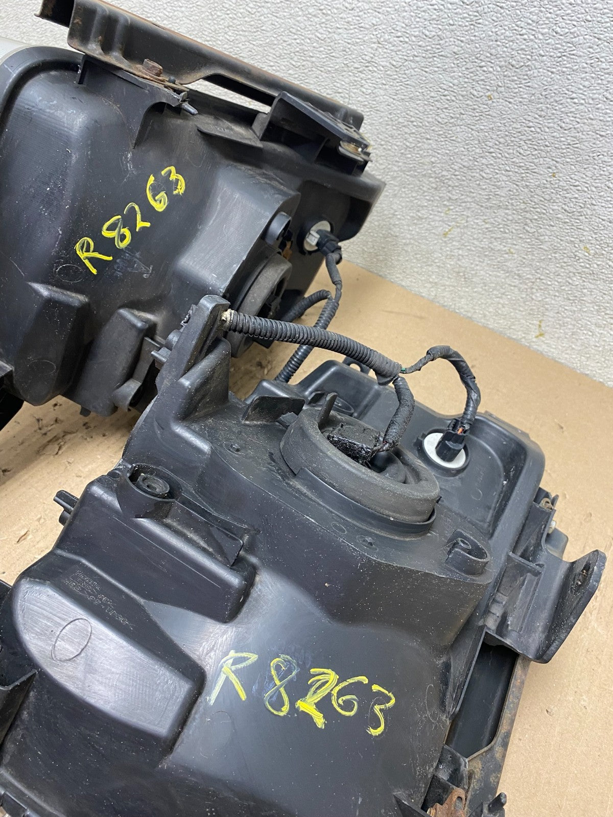 2003 to 2006 Honda Element Left+Right Side Headlights R8263 DW10