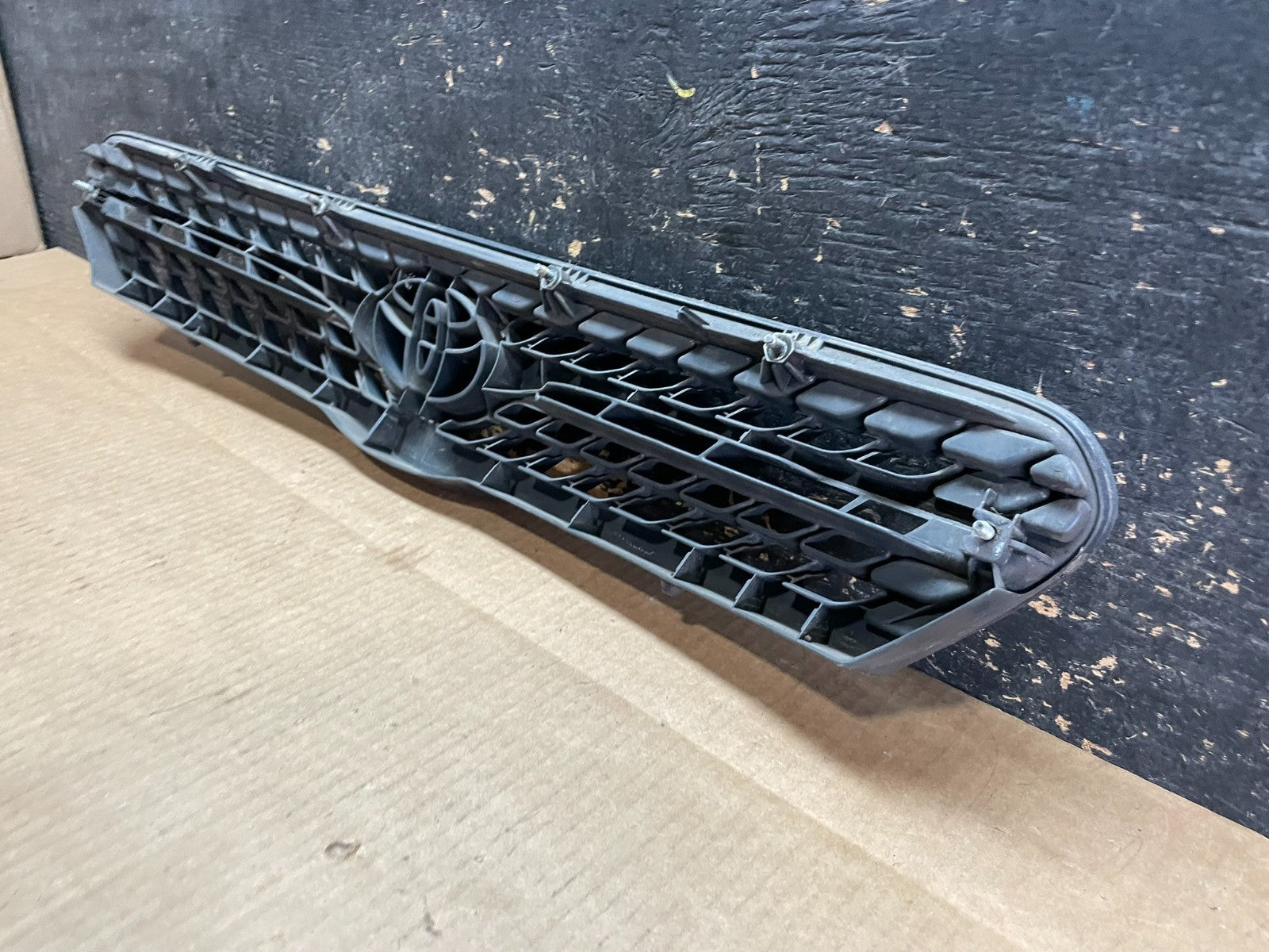2004 to 2008 Toyota Matrix Front Upper Grill Grille Oem AA9122  DG5