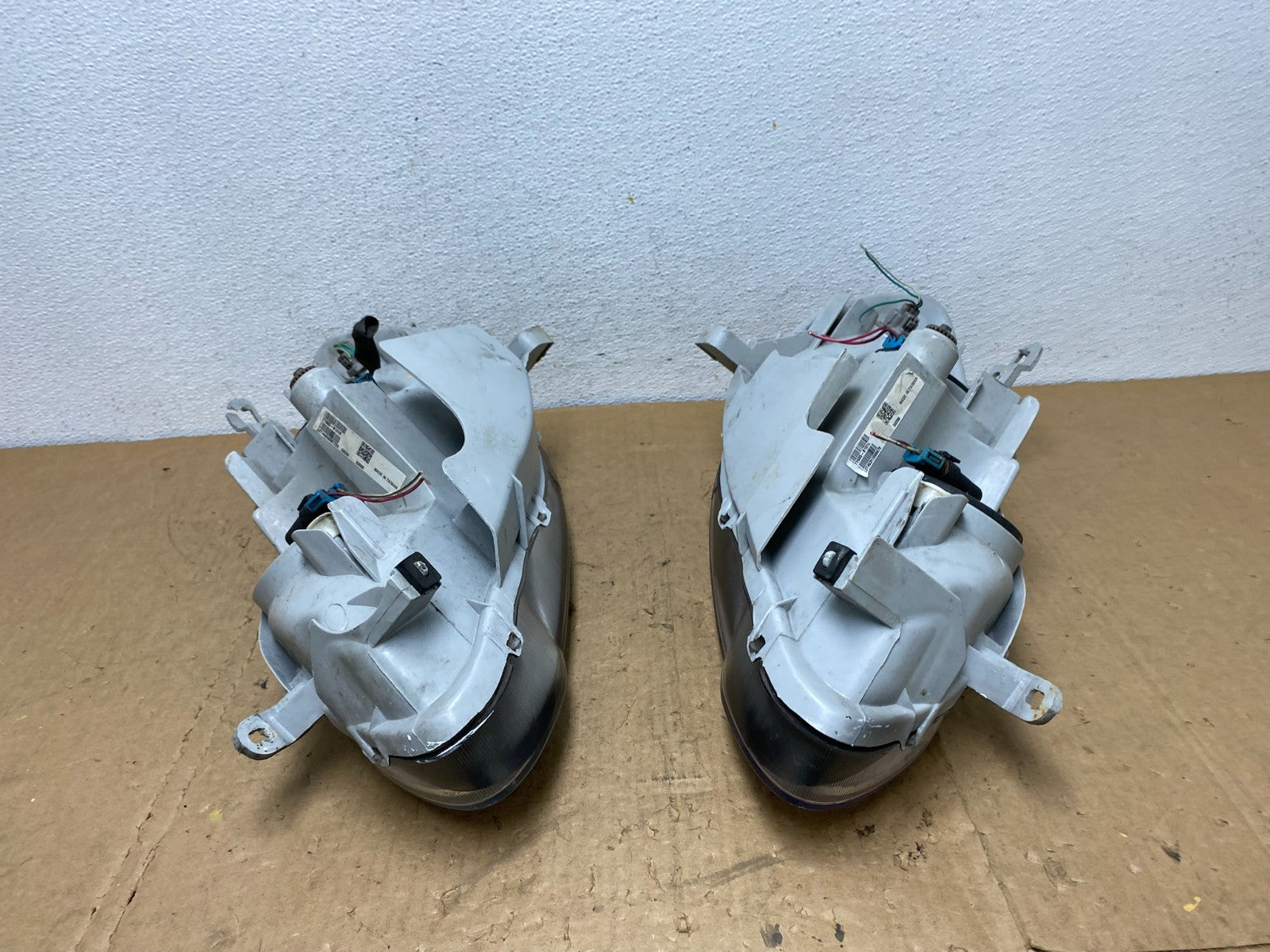 2003 to 2004 Toyota Corolla Left+Right Side Set Headlights AD0645 DW9