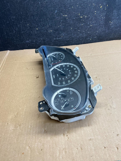 2004 2005 Toyota Sienna Speedometer Cluster Gauge AI6303 DW2