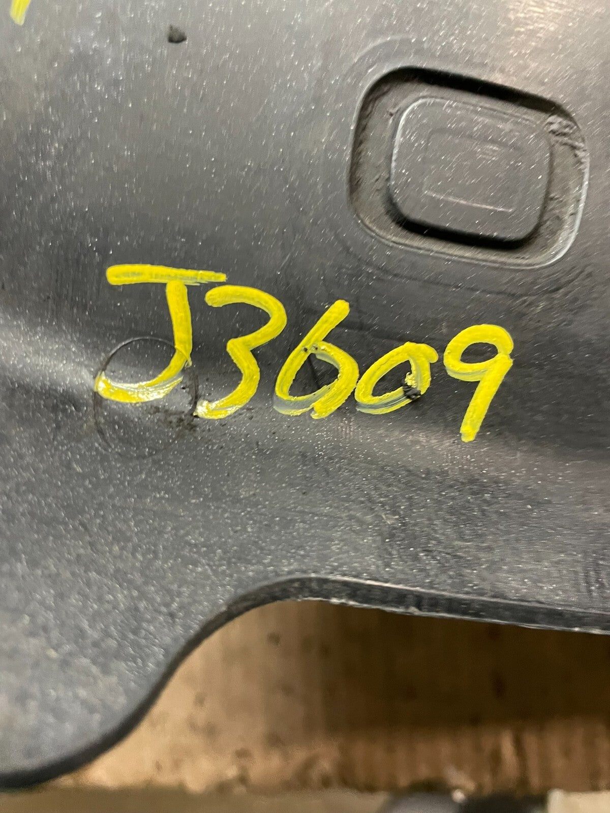 2001 to 2004 Nissan Pathfinder Engine Cover Ornament J3609 DG9