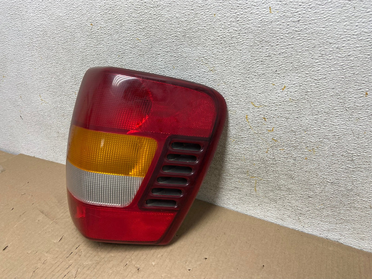 1999-2004 Jeep Grand Cherokee WJ Right Passenger Rh Tail Light AH5783 LK2