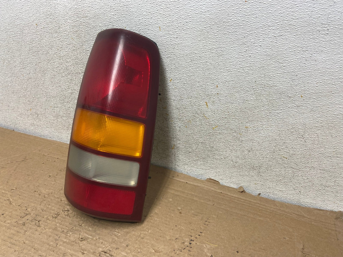 1999-2002 Chevrolet Silverado 1500 Right Passenger Side Tail Light AH9192 LK2
