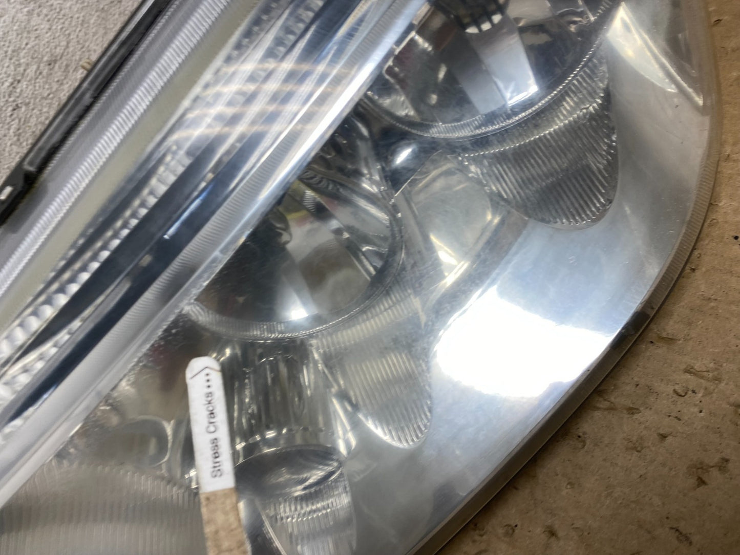 2004 to 2007 Buick Rainier Left Driver LH Side Headlight AG1083 DW3