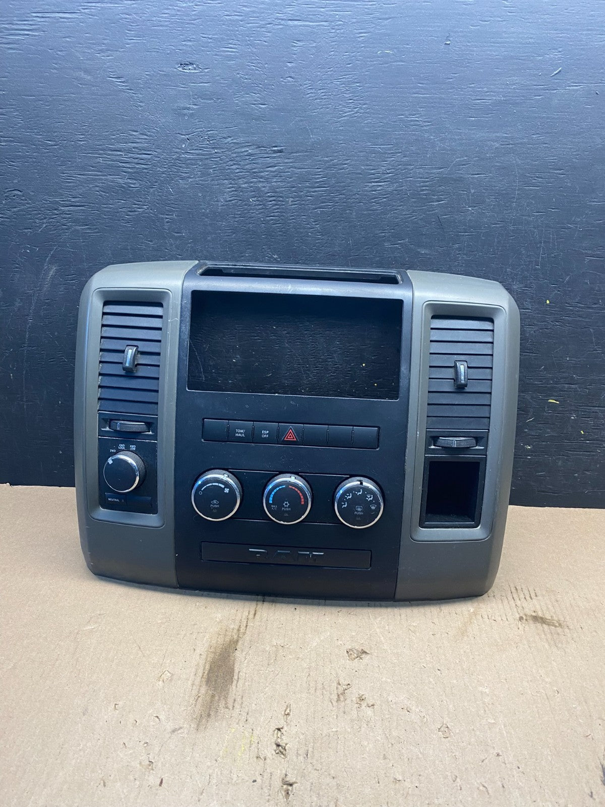 2009 to 2012 Dodge Ram 1500 Center Dash Radio Screen Climate Panel Q7338 DG0