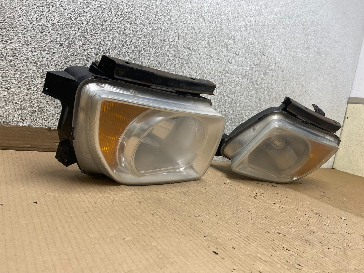 2003 to 2006 Honda Element Left+Right Side Headlights U2699 DW2