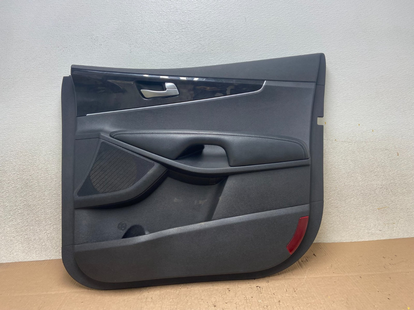 2016 to 2020 Kia Sorento Front Right Passenger RH Side Door Panel Trim Y4923 DG0