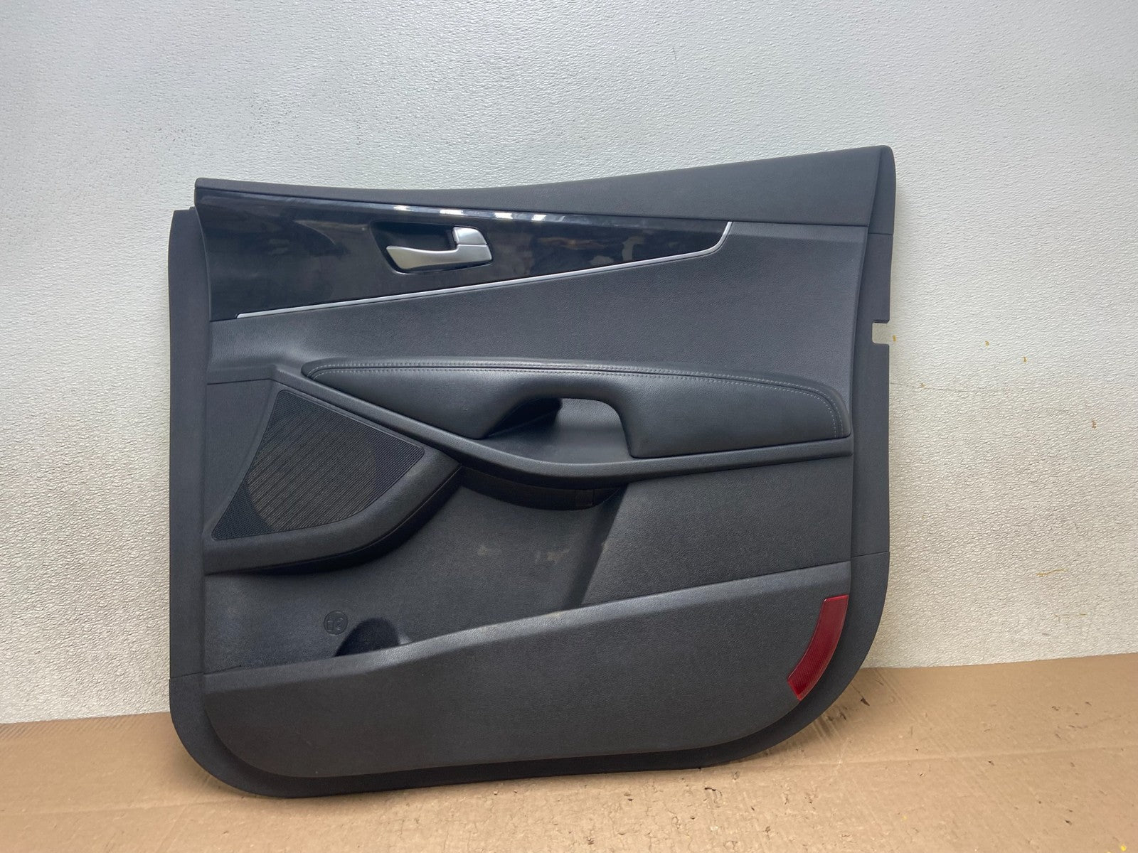 2016 to 2020 Kia Sorento Front Right Passenger RH Side Door Panel Trim Y4923 DG0