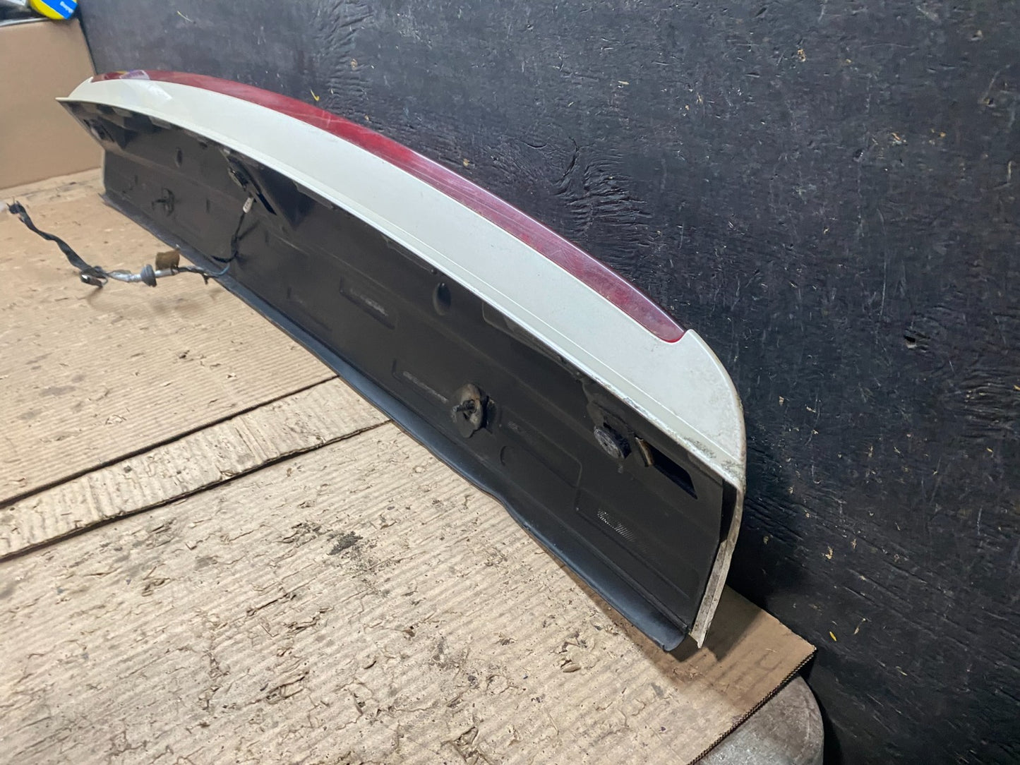 2007 to 2014 Cadillac Escalade Rear Upper Spoiler 3rd Third Brake Light W6080 DG11