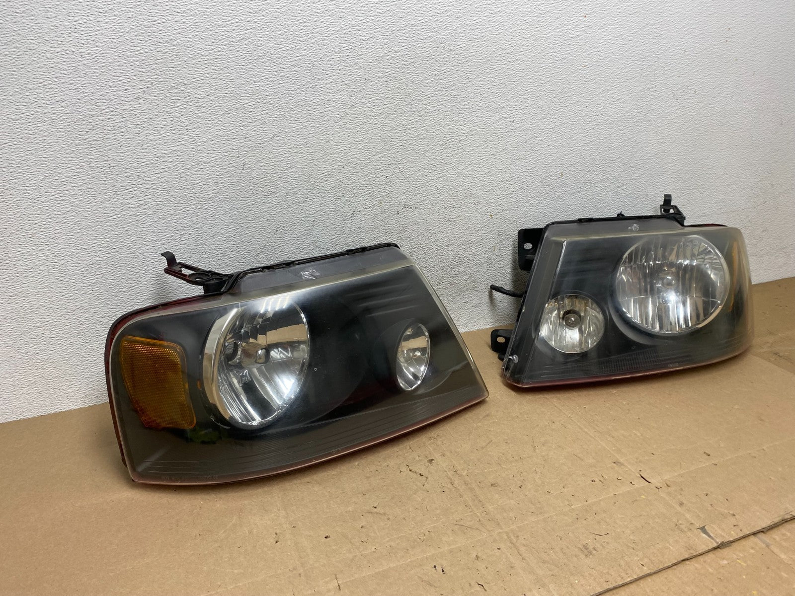 2004 to 2008 Ford F-150 F150 Left+Right Halogen Headlights AE5984 DW2
