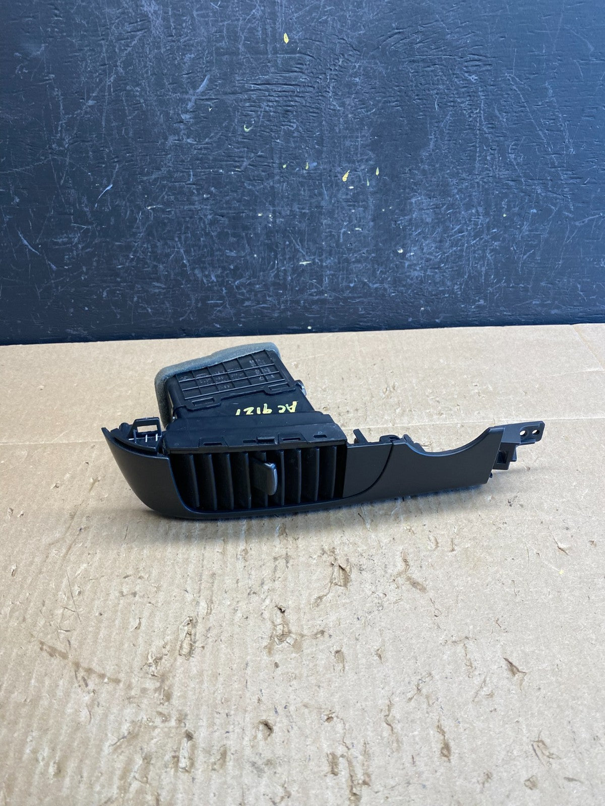 2006 - 2012 Kia Sedona Entourage Left Driver Center Air Vent ad9121 DG1