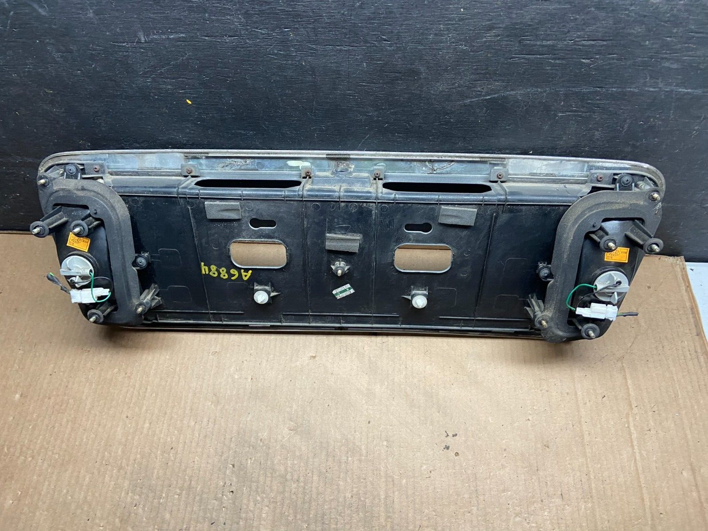 2003 - 2005 Hyundai Xg Trunk Lid Trim License Panel W Reverse Light A6884 DG13