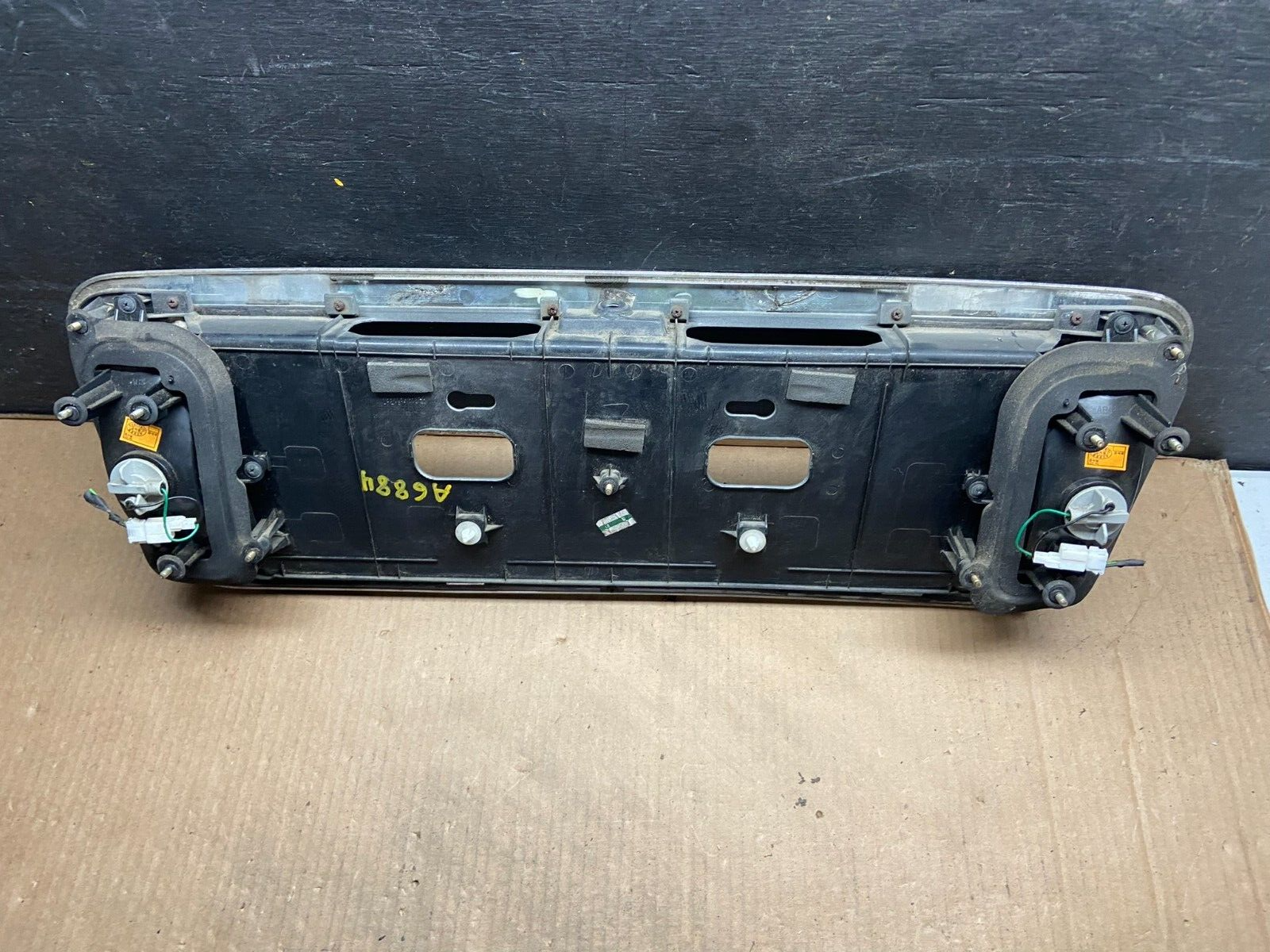 2003 - 2005 Hyundai Xg Trunk Lid Trim License Panel W Reverse Light A6884 DG13