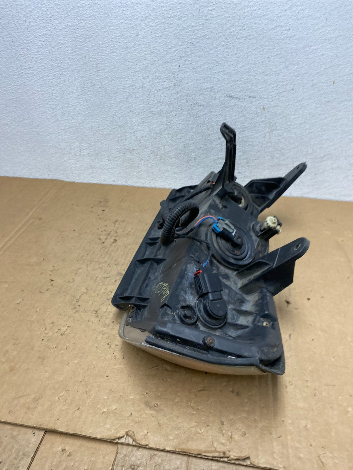 2006 to 2007 Saturn Vue Headlight Right Passenger Side Halogen AD3748 DW7