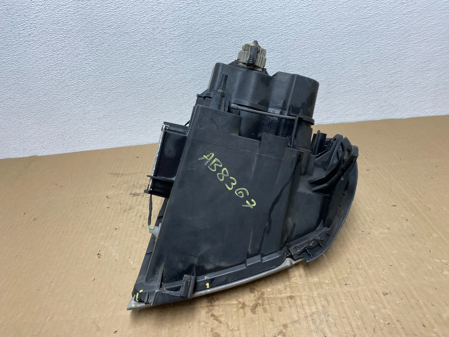 2004 to 2009 Cadillac SRX Left Driver Side Xenon Headlight Oem AB8367 DW9