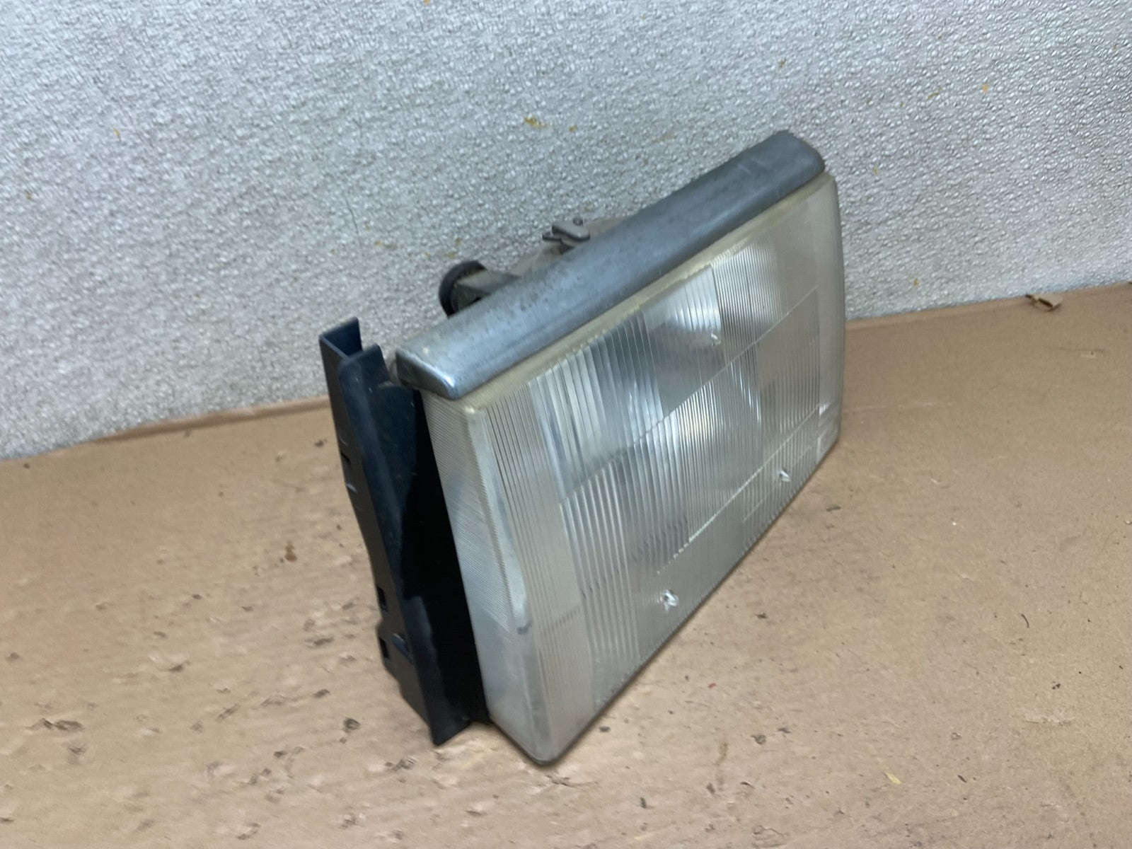 1990 to 1993 Volvo 240 Driver Left Side Headlight AB0140 DW2