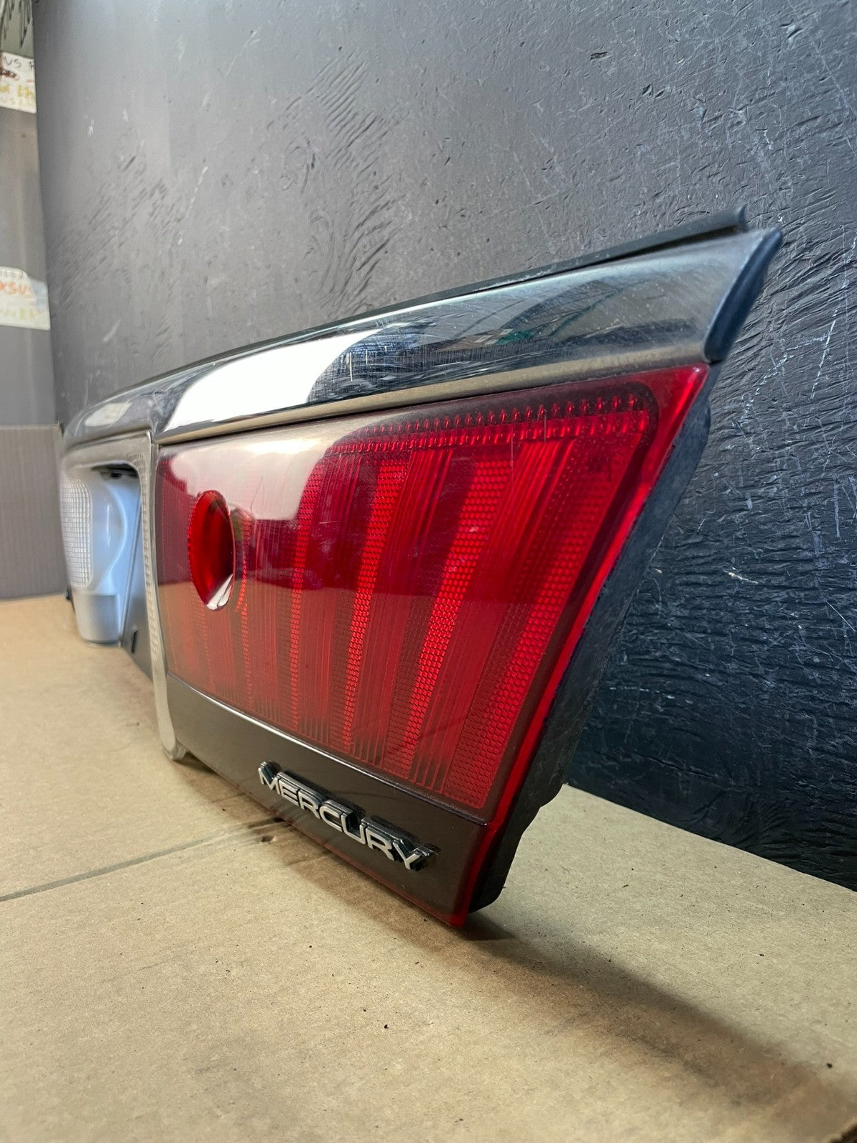 1998 to 2002 Mercury Grand Marquis Trunk Lid Center Tail Light AD0056 DG1