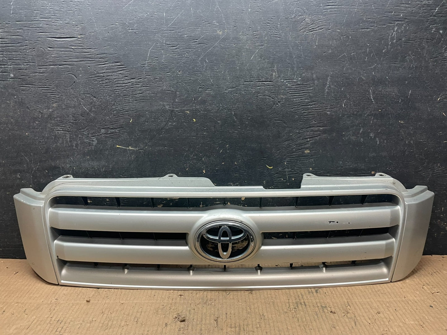2001 to 2003 Toyota Highlander Front Upper Grille Grill With Emblem OEM Y6638 DG0