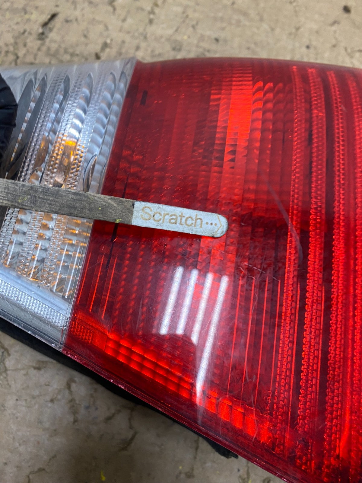 2002 - 2005 BMW 3 E46 Series Right Passenger Tail Light V8583 DW3
