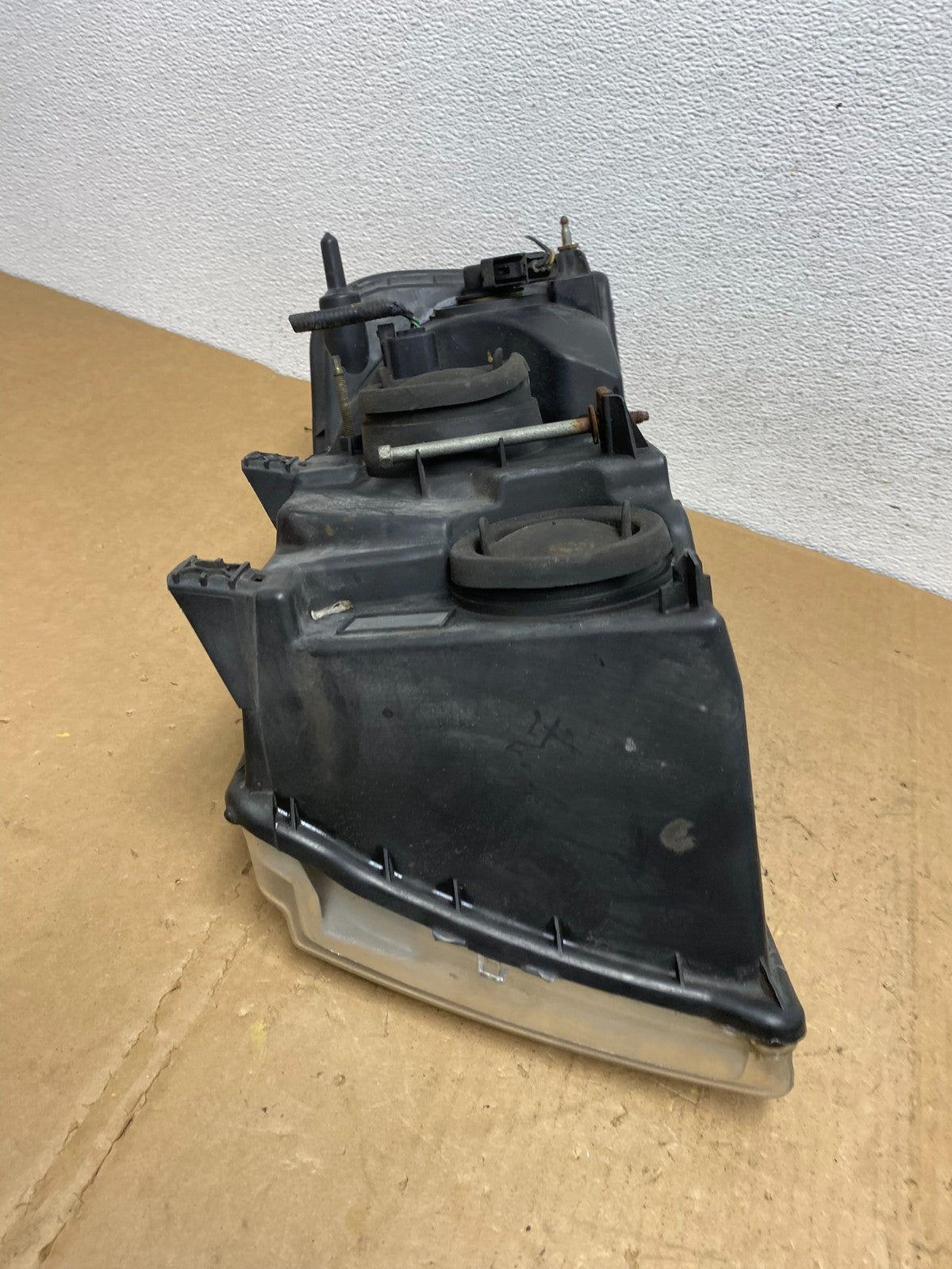 2003 - 2006 Ford Expedition Right Passenger Side Headlight Halogen AD1360 DW8