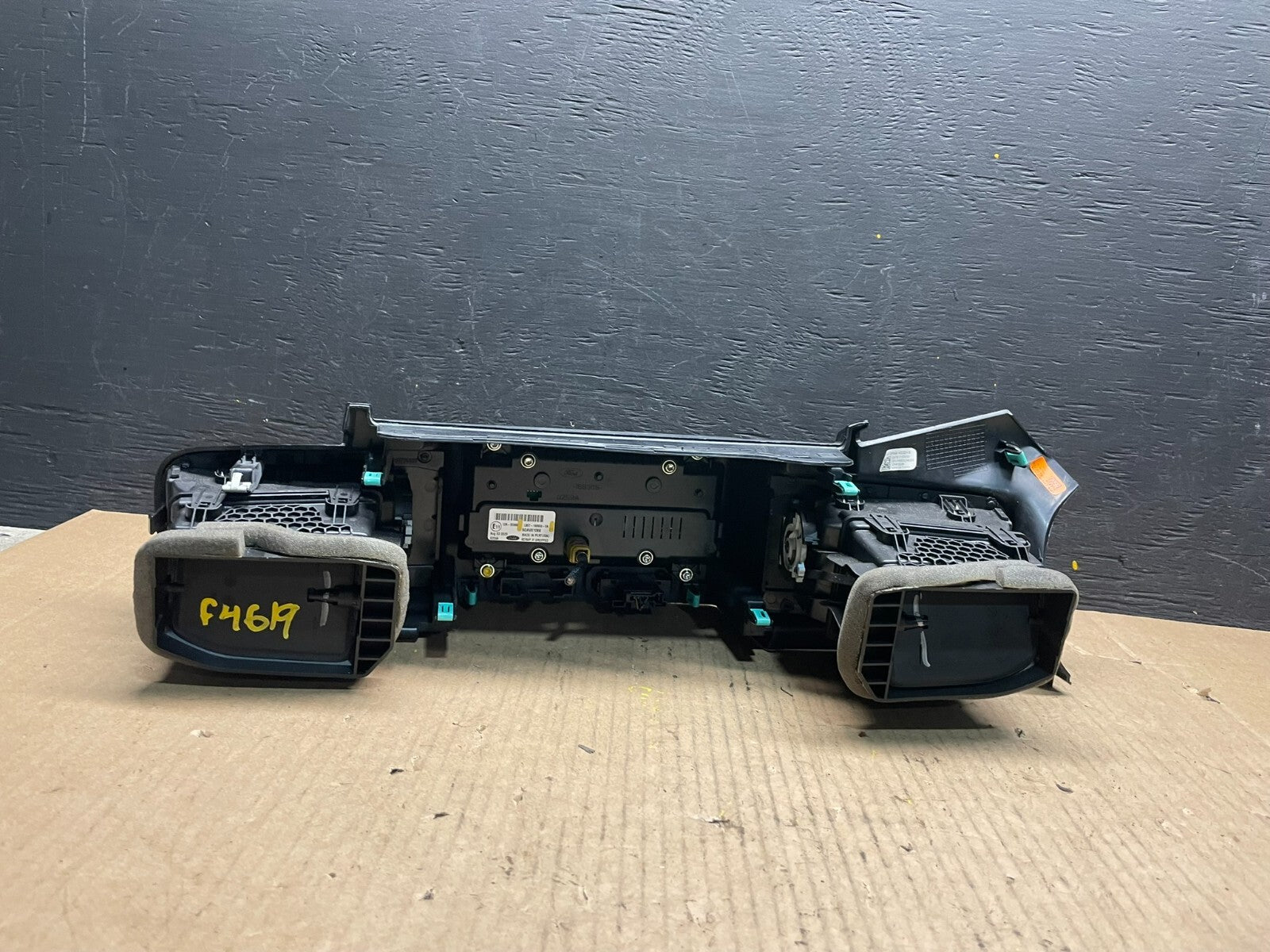 2020 to 2023 Ford  Explorer Console Radio Display Screen Air Vents F4619 DG1 Oem4