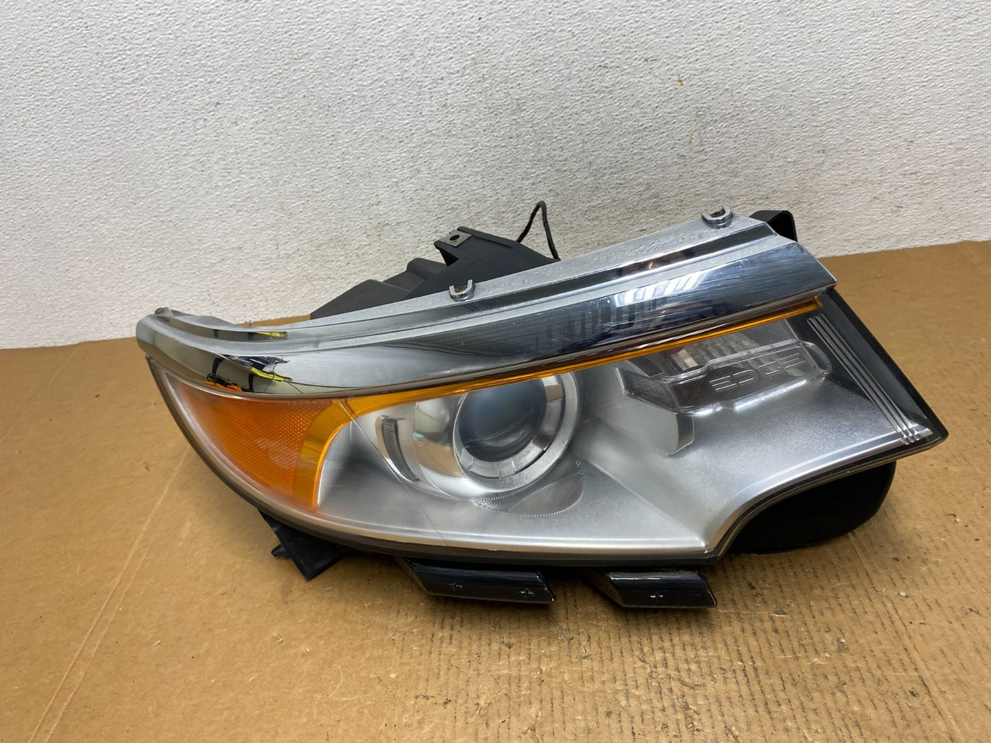 2011 to 2014 Ford Edge Front Right Passenger Headlight Xenon HID AE1229 DW0